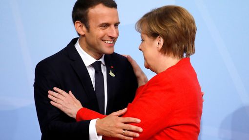 Angela Merkelová a Emmanuel Macron na summitu G20 v Hamburku.