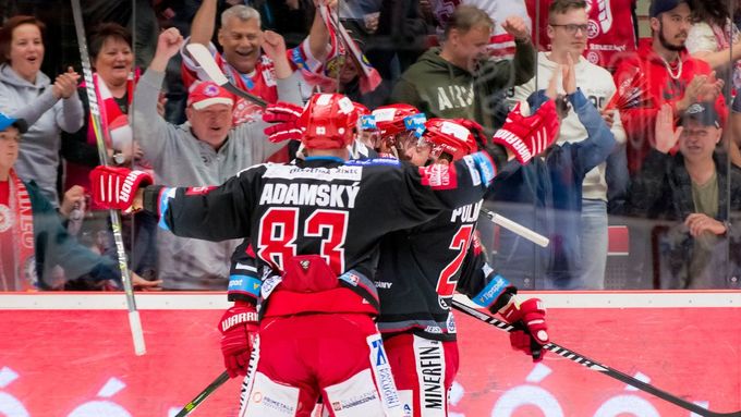 Třinečtí hokejisté se ve finále radují z gólu v brněnské síti