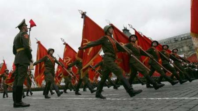 Tradiční přehlídka ke Dni vítězství na moskevském Rudém náměstí