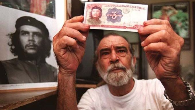 Alberto Korda, autor slavného snímku, který se stal předlohou pro vyobrazení na kubánských bankovkách.