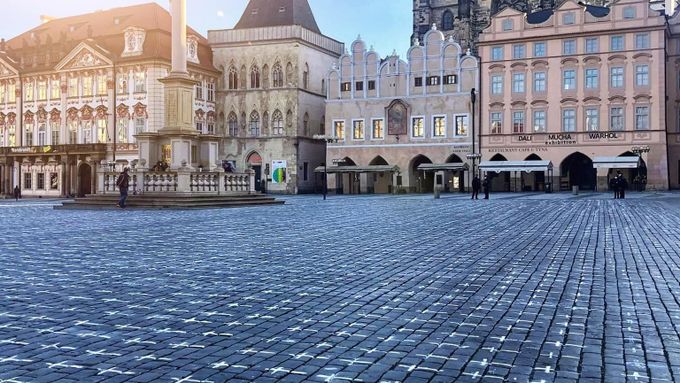 Na Staroměstském náměstí v Praze se v pondělí objevilo 25 tisíc křížů.