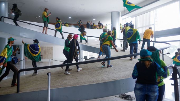 Na fotografiích a záběrech šířících se na sociálních sítích jsou vidět davy lidí v areálu brazilského parlamentu v metropoli Brasília.