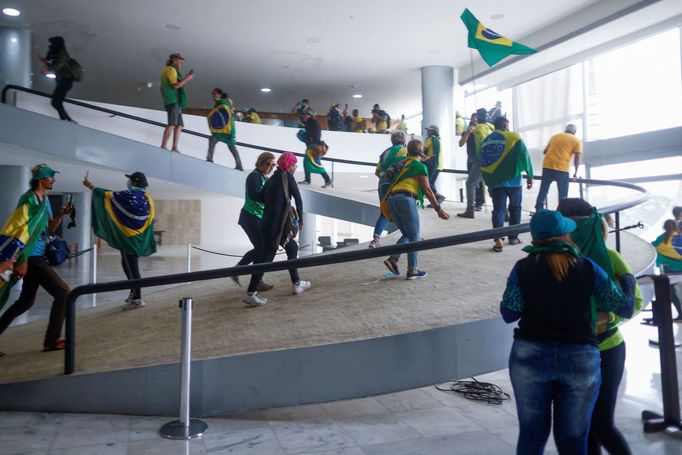 Na fotografiích a záběrech šířících se na sociálních sítích jsou vidět davy lidí v areálu brazilského parlamentu v metropoli Brasília.