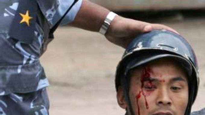 Policie v Nepálu střílí po demonstrantech ostrými