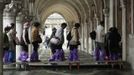 Tourists walk on raised platforms for flood waters in St. Mark Square during a period of seasonal high water in Venice October 27, 2012. The water level in the canal city rose to 127 cm (50 inches) above the normal level, according to the monitoring institute. REUTERS/Manuel Silvestri (ITALY - Tags: ENVIRONMENT SOCIETY TRAVEL) Published: Říj. 27, 2012, 12:05 odp.