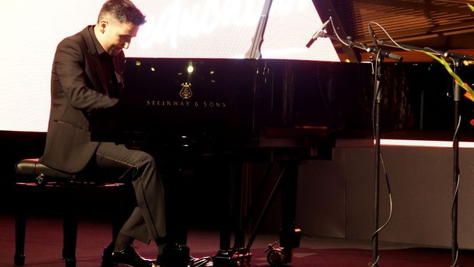 Klavírista Tomáš Kačo je znám jako mistr improvizace. To dokazuje i touto variací na jeho oblíbenou lidovou píseň Široký, hluboký.