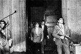 Ikonická fotografie zachycující poslední okamžiky Salvadora Allendeho vyhrála v roce 1973 prestižní soutěž World Press Photo. Pro své stoupence byl Allende hrdinou, který se nevzdal.