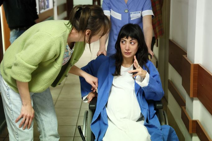 Jana Plodková jako Eva a Mariam Khundadze v roli Mariam.