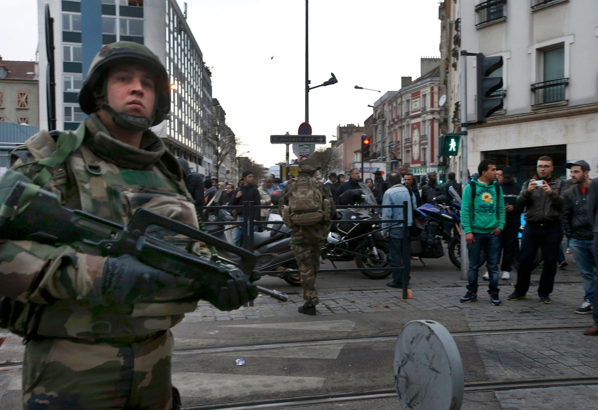 Vojáci v plné zbroji v ulicích Paříže.