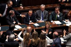 Rekordman Berlusconi dostal důvěru. Po jedenapadesáté