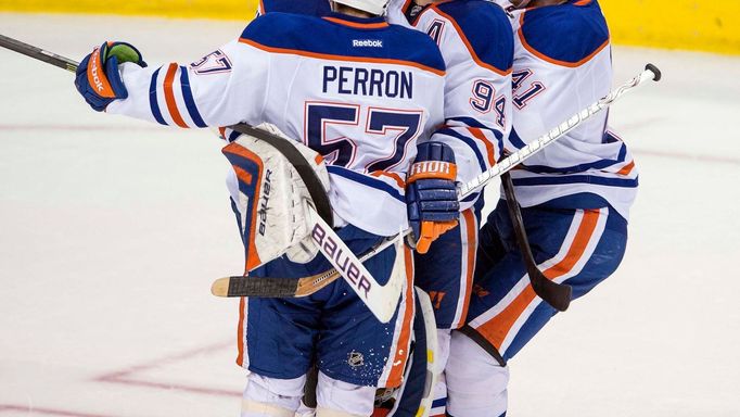 Hráči Edmontonu Oilers slaví výhru proti Dallasu