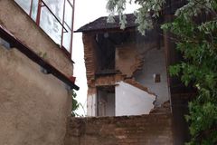 Kvůli bouřce se zřítila část domu v centru Bydžova