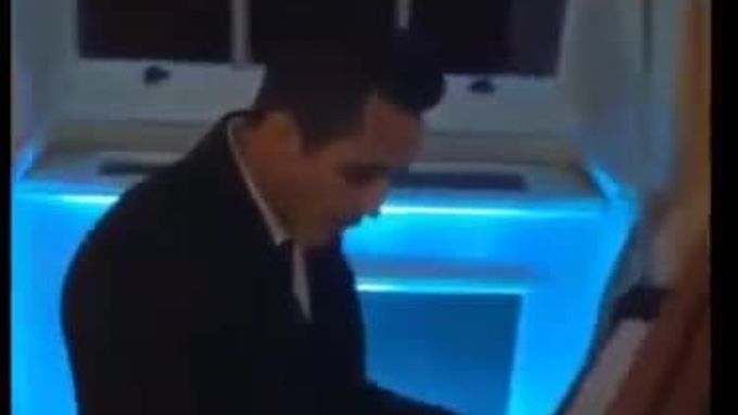 Podívejte se, jak útočník Arsenalu Alexis Sánchez hraje skvěle na klavír.