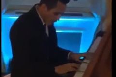 VIDEO Kanonýr Arsenalu Sánchez válí na klavíru jako profík