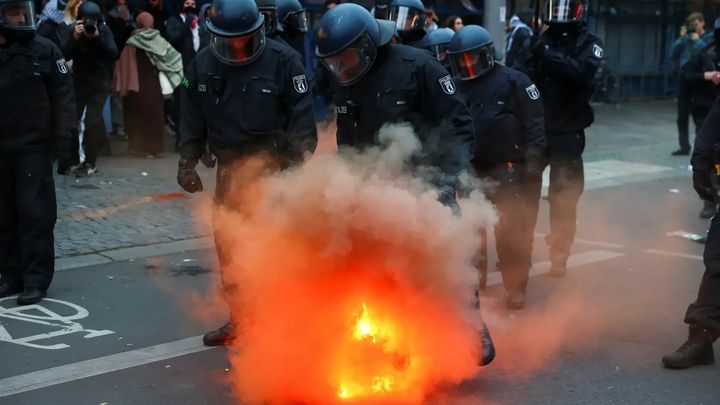  Reuters
