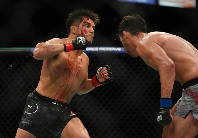 Henry Cejudo (vlevo) bojuje s Dominickem Cruzem v rámci galavečera UFC 249