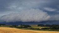 Mohutný shelf cloud na ranní bouřce ve středních Čechách.