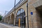 V srdci Karlína, pod kolejemi a historickým kamením, ožívá prostor, který ještě před pár lety patřil hlavně pražskému podsvětí a autům.