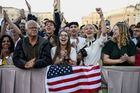 Věřící s americkou vlajkou reagují na příchod nově zvoleného papeže Lva XIV.