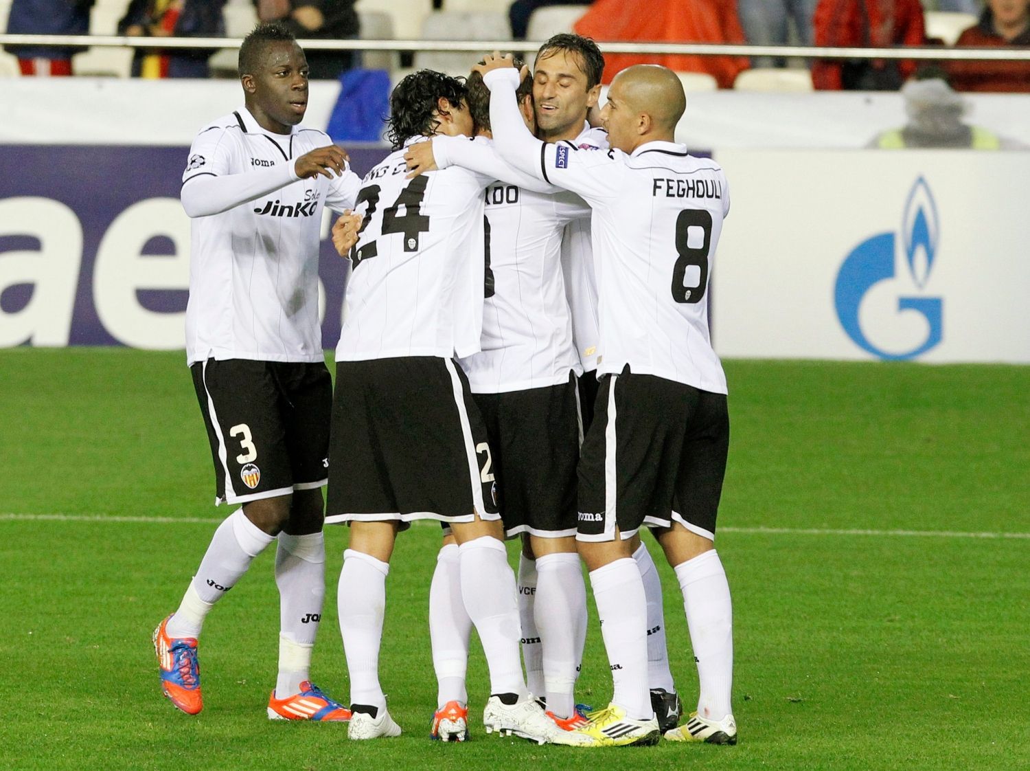 Fotbalisté Valencie slaví gól v utkání proti BATE Borisovu v Lize mistrů 2012/13.