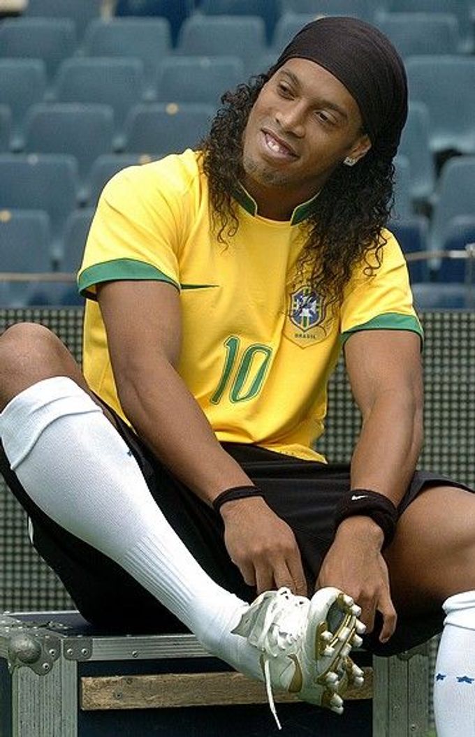 Ronaldinho se připravuje na trénink.