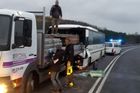 Autobus s dětmi narazil na Mělnicku do nákladního auta, zemřela učitelka