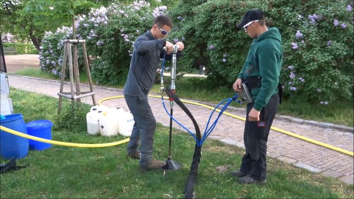Brno bojuje proti suchu v parcích: vpich speciálního kondicionéru dodá kořenům vláhu