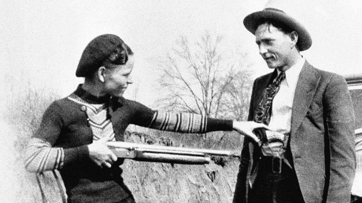 Foto: Milenecký pár i postrach policistů. Do auta Bonnie a Clydea vypálili 150 střel