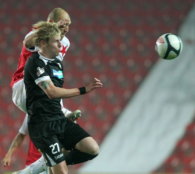 Fotbalista Slavie Martin Latka v souboji s Františkem Rajtoralem v utkání proti Viktorii Plzeň ve 13. kole Gambrinus ligy 2012/13.