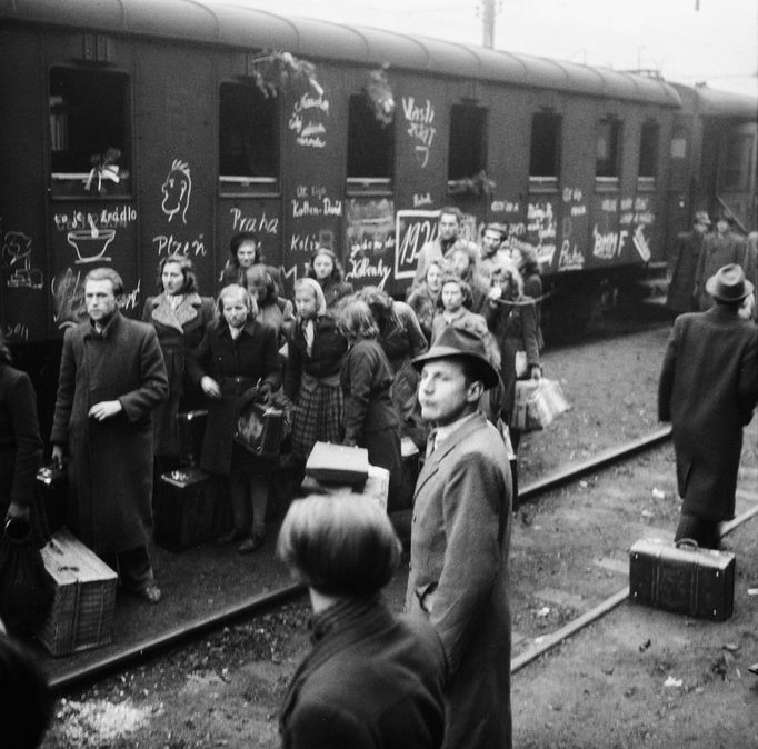 Záběr na jeden z transportů Čechoslováků, kteří se vrátili z totálního pracovního nasazení v Německu. Snímek z 1. prosince roku 1944.