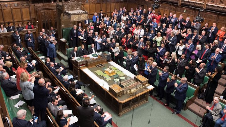 Britský parlament byl rozpuštěn, poslanci se znovu sejdou až po prosincových volbách