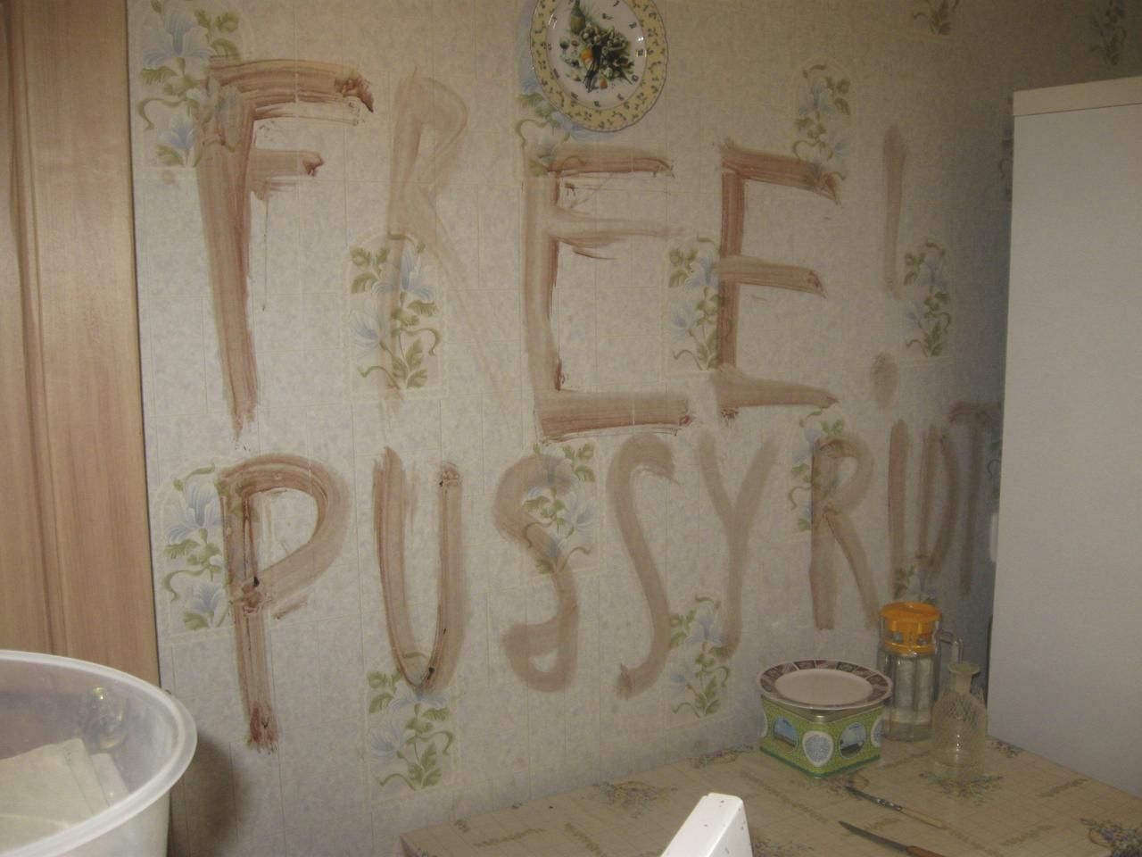 Free Pussy Riot, nápis krví