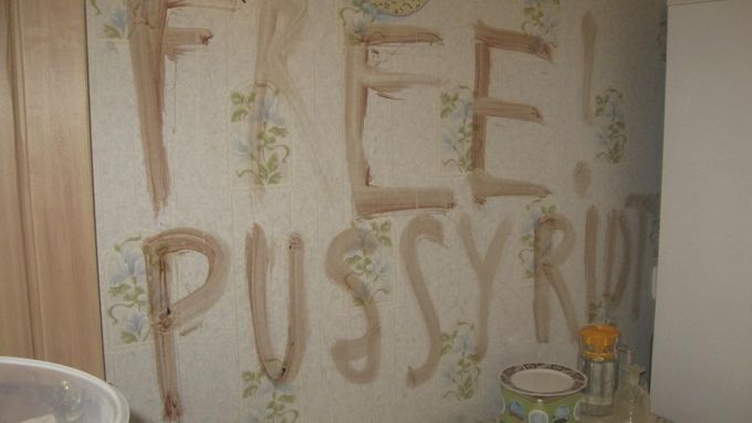 "Free Pussy Riot". Nápis krví, který vytvořil vrah dvou žen v Kazani.