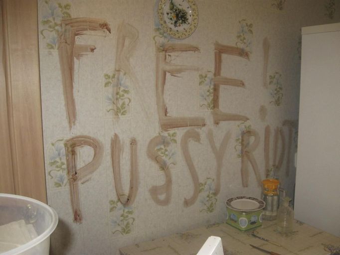 "Free Pussy Riot". Nápis krví, který vytvořil vrah dvou žen v Kazani.