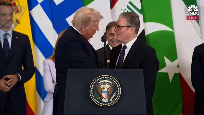 "Je od vás hezké, že jste tady," řekl Trump Starmerovi