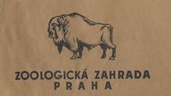 Za války zoo žádné logo neměla. Až poté se na některých listinách a publikacích objevila kresba zubra. Autor je neznámý, stejně tak oficiální důvod, proč bylo vybráno právě toto zvíře. Nejspíš to souviselo s tím, že se pražská zahrada zapojila do projektu záchrany zubra. Iniciátorkou byla dr. Erna Mohrová, častá návštěvnice Prahy.