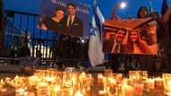 Washington, USA: Lidé zapalují svíčky u improvizovaného památníku na počest Jarona Lišinského a Sarah Milgrimové, kteří byli zavražděni po odchodu z akce v Capital Jewish Museum. Pietní shromáždění se uskutečnilo před Bílým domem.