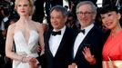 Ti rozhodli: předseda poroty Steven Spielberg a jeho společníci herečka Nicole Kidman a režiséři Ang Lee a Naomi Kawase.