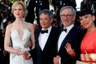 Ti rozhodli: předseda poroty Steven Spielberg a jeho společníci herečka Nicole Kidman a režiséři Ang Lee a Naomi Kawase.