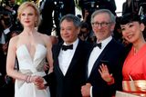 Ti rozhodli: předseda poroty Steven Spielberg a jeho společníci herečka Nicole Kidman a režiséři Ang Lee a Naomi Kawase.