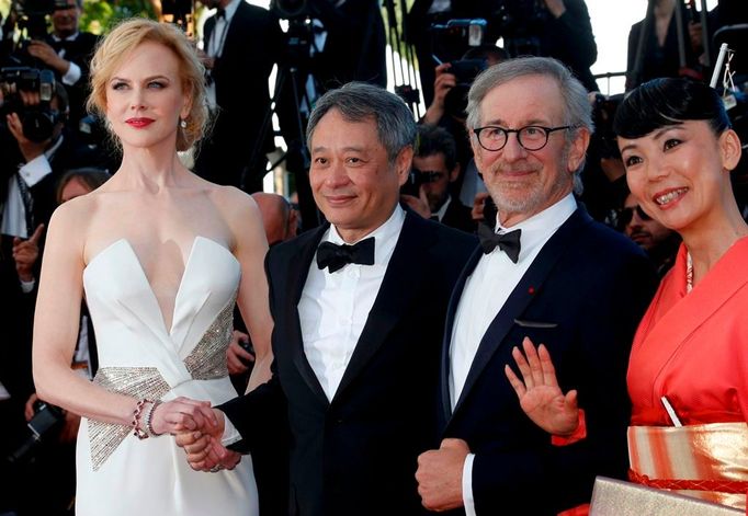 Ti rozhodli: předseda poroty Steven Spielberg a jeho společníci herečka Nicole Kidman a režiséři Ang Lee a Naomi Kawase.