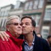 polibek Mark Rutte premiér volička Nizozemsko volební kampaň 2017