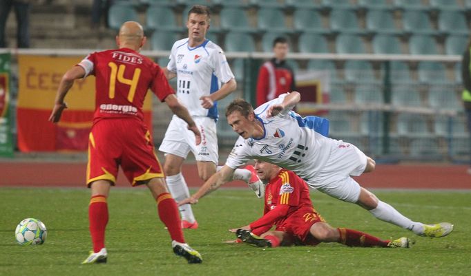 Fotbalisté Dukly Praha Patrik Gedeon (vlevo) a ležící Jan Svatonský brání Dominika Krauta (2. zleva) a Lukáše Droppu v utkání proti Baníku Ostrava ve 14. k 1. ligy 12/13.