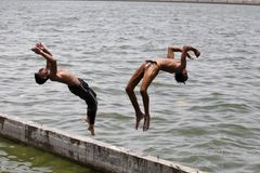 Až 48 °C. Kvůli počasí už v Indii zemřelo přes 430 lidí