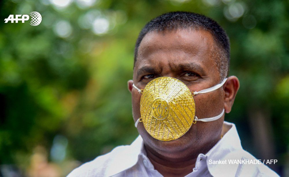 Indický podnikatel se zlatou maskou