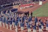 Československá výprava na olympiádě v Tokiu 1964 získala celkem 14 medailí, z toho pět zlatých. Více cenných kovů Češi ani Čechoslováci na letní olympiádě nikdy nezískali. (Na snímku vidíte slavnostní nástup československé výpravy, která čítala 104 členů.)