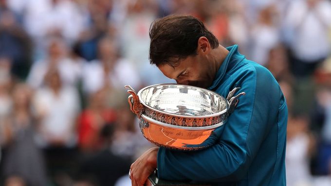 Rafael Nadal se laská svou jedenáctou trofejí z French Open.