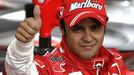 Felipe Massa se raduje v boxech z triumfu v kvalifikaci na Velkou cenu Bahrajnu.