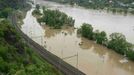 Zastávka V Podbabě spolu s vjezdem do Šáreckého údolí a pohled na zatopený plavební stupeň Podbaba a Hydrologický ústav.