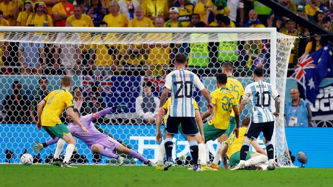 Lionel Messi dává gól v osmifinále MS 2022 Argentina - Austrálie